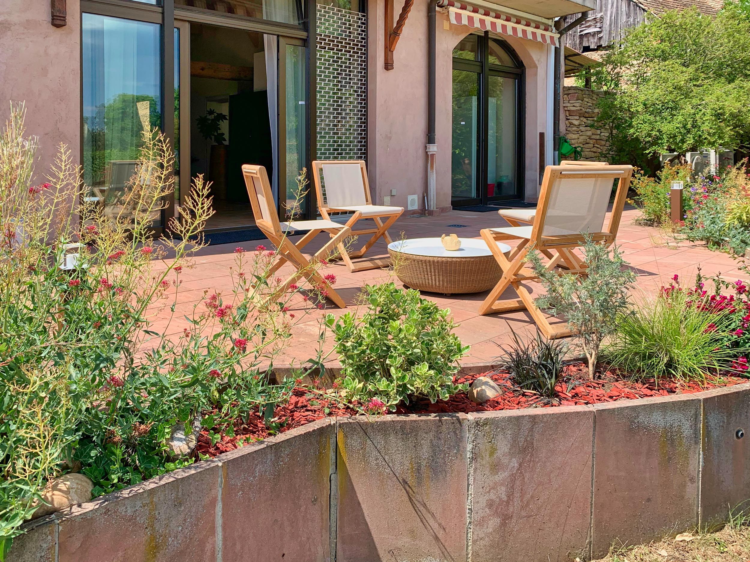 au pied des vignes, salon de jardin sur terrrasse fleurie